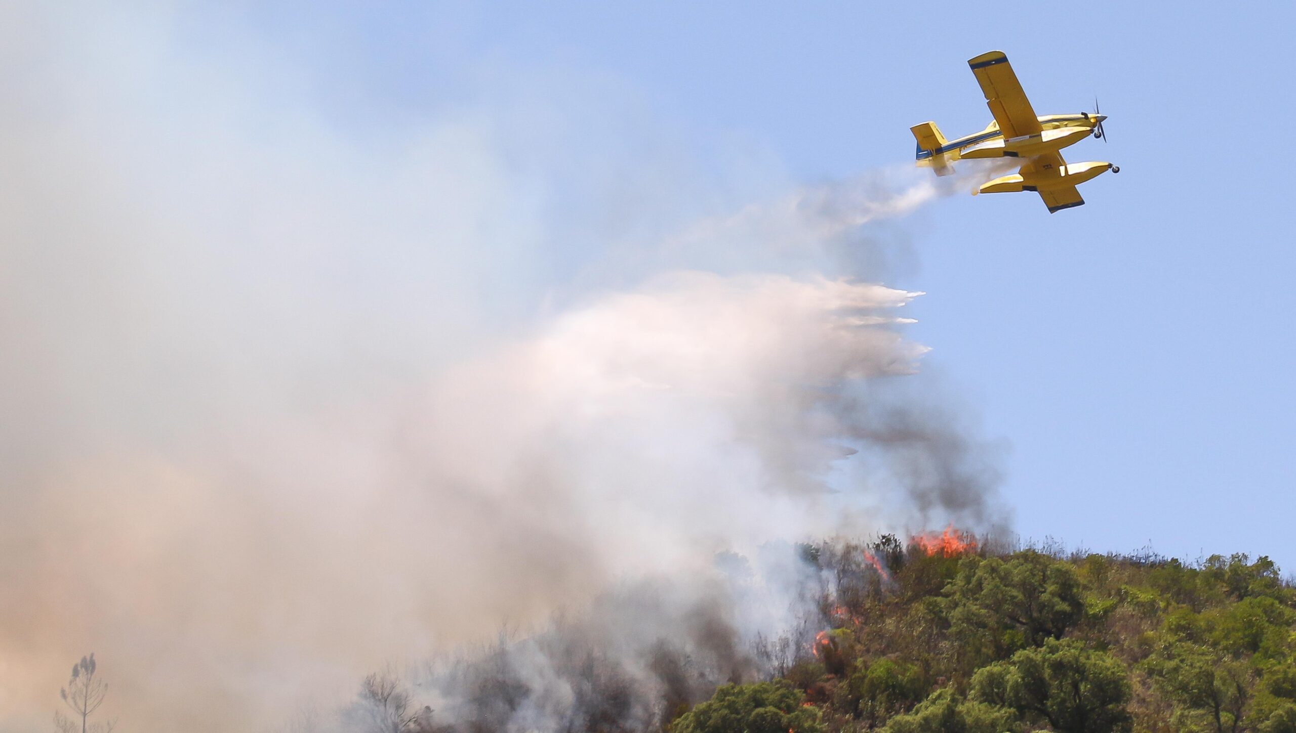 Sul Informação - Quatro aviões e dois helicópteros combatem chamas perto de Bensafrim