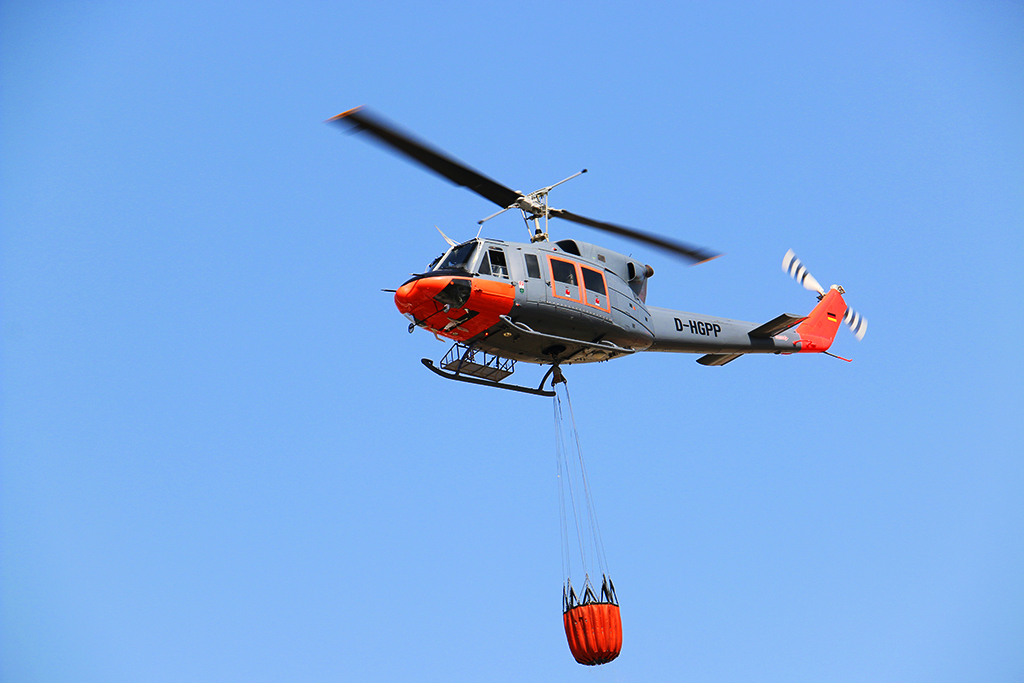 Sul Informação - Helicóptero ajuda a combater incêndio em zona de pasto seco no Patacão (com fotos)
