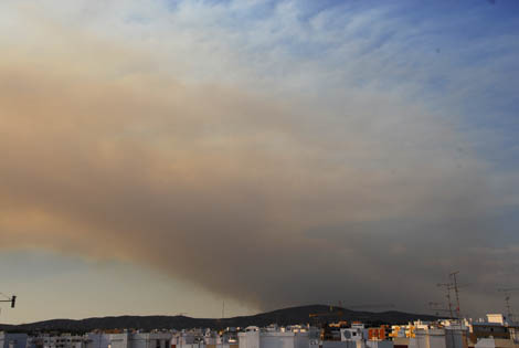 Sul Informação - Bombeiros com dificuldades para dominar incêndio na serra de Tavira