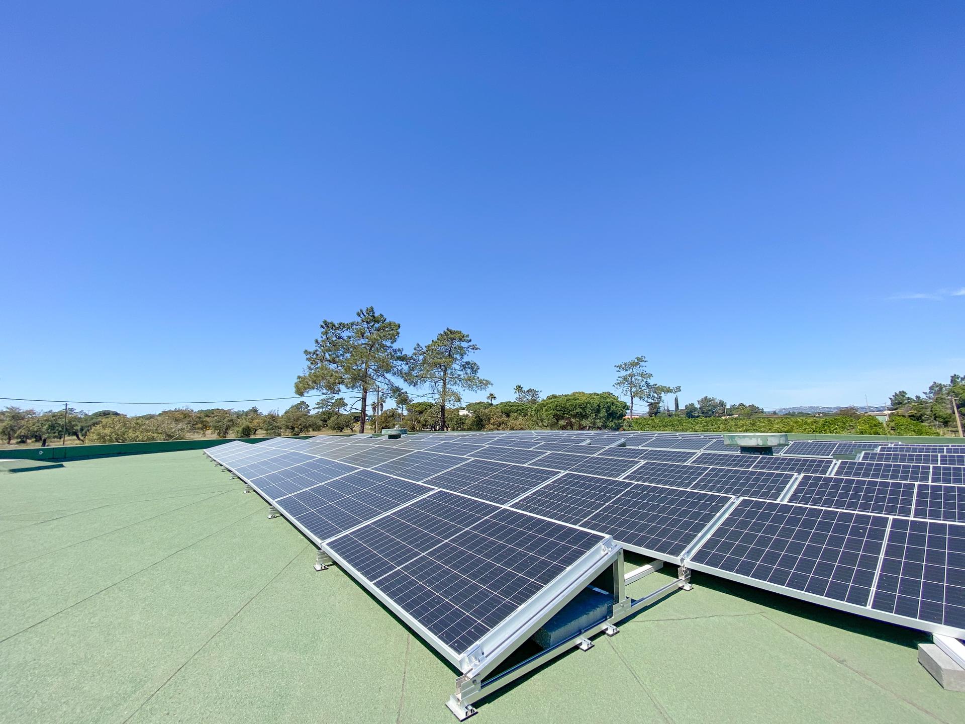 Sul Informação - Infraquinta instala central com 100 painés solares