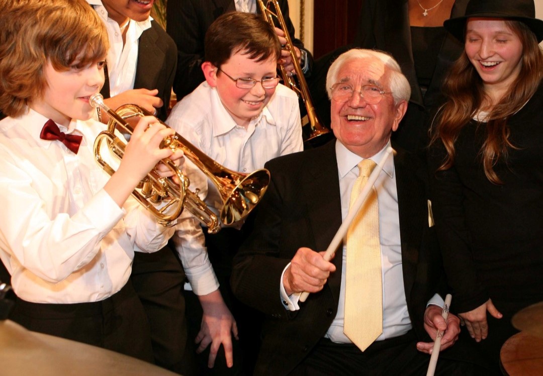 Sul Informação - Morreu Sir Jack Petchey, filantropo e fundador do Clube Praia da Oura