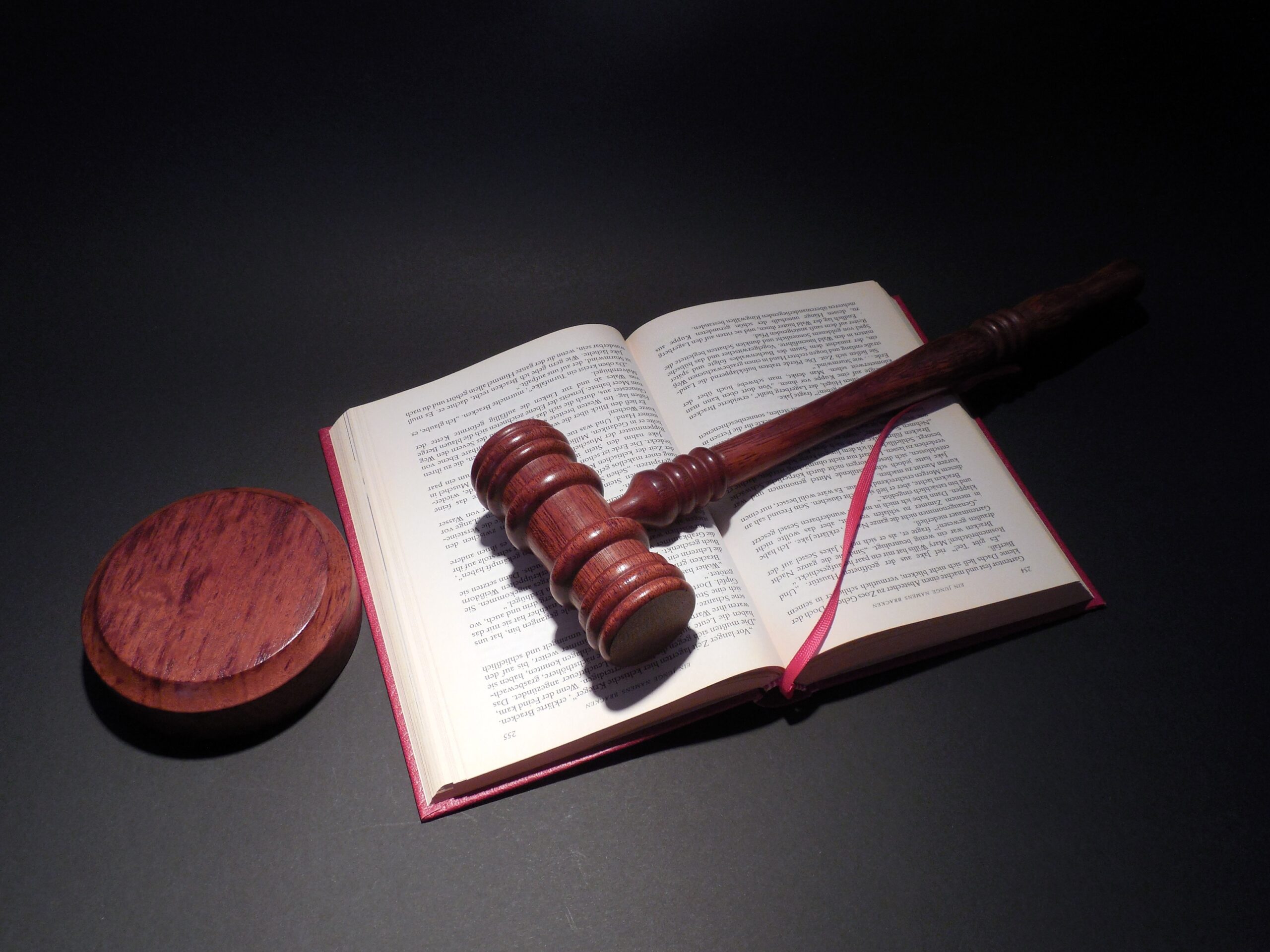Sul Informação - Solicitador que ficou com 30 mil euros executados a casal devedor acusado de peculato