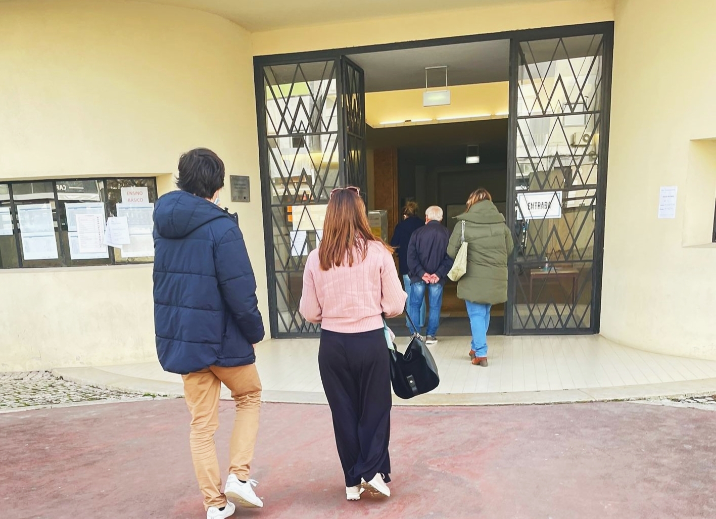 Sul Informação - Legislativas: Até às 16h00, a afluência às urnas foi de 45,66%