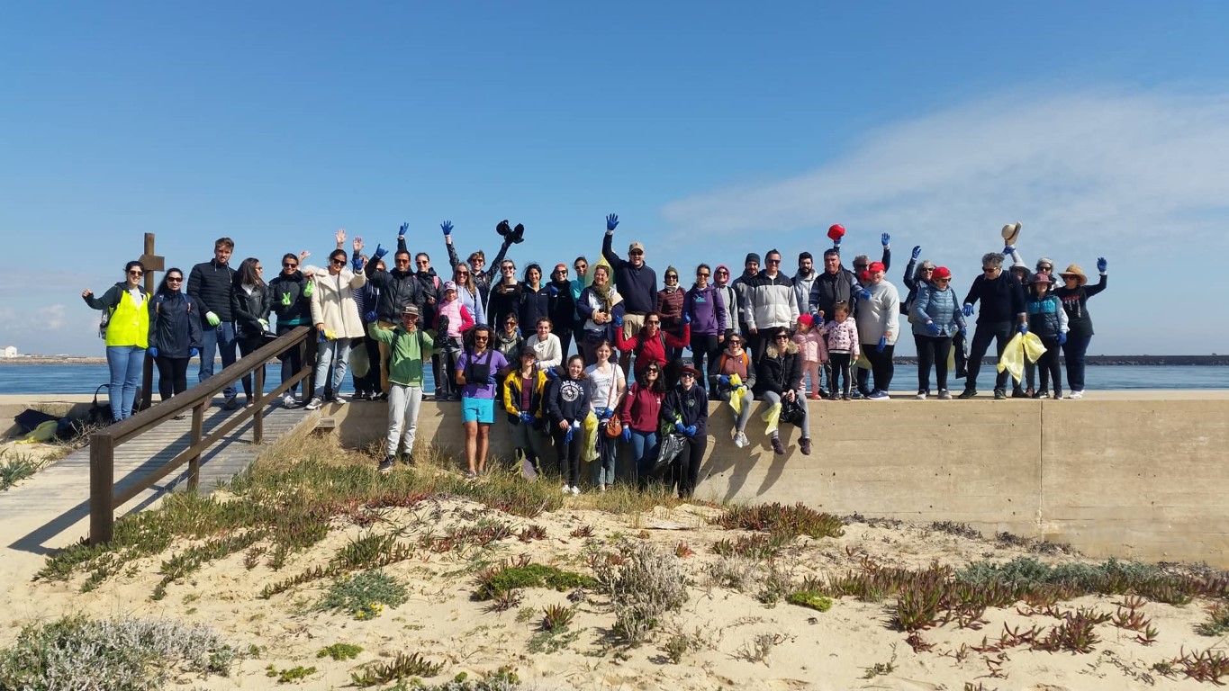 Sul Informação - 190 voluntários recolheram 1400 quilos de lixo na Ilha Deserta