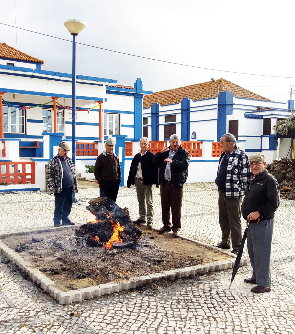 Sul Informação - Aldeia de Santa Susana cumpre tradição do madeiro de Natal