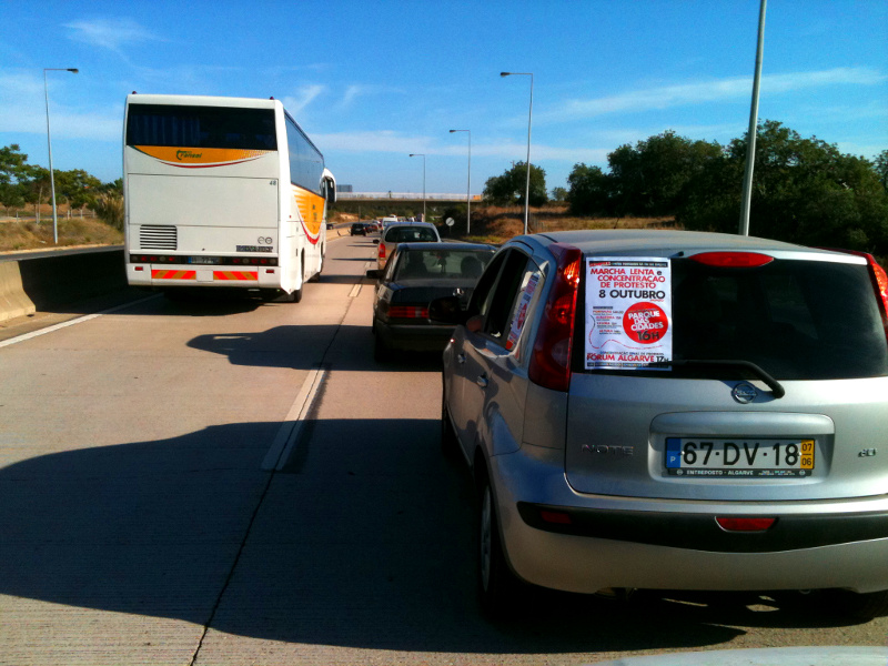 Sul Informação - Marcha lenta anti-portagens já entope a Via do Infante