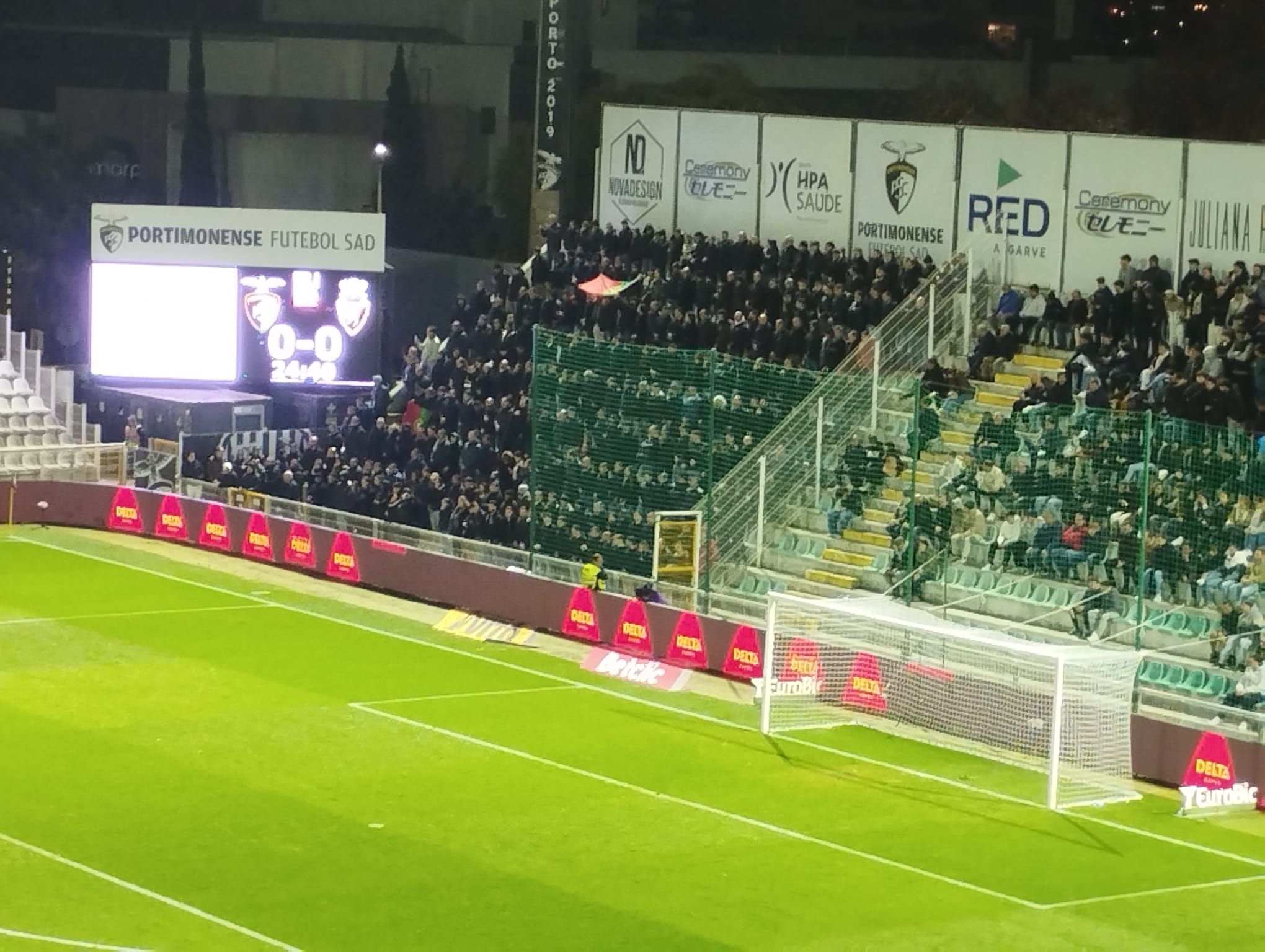 Sul Informação - Centenas de polícias vestidos de preto cantam hino durante jogo Portimonense-Farense