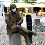 Sul Informação - Em Monchique, as estátuas ganham máscaras para alertar para a prevenção da Covid-19