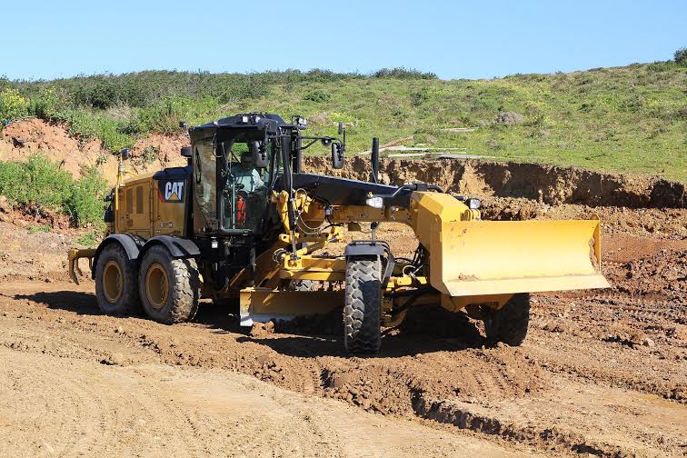Sul Informação - Câmara de Vila do Bispo investe 350 mil euros numa motoniveladora para melhorar as estradas municipais
