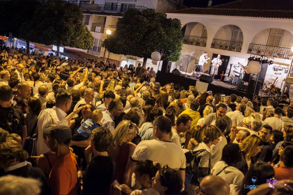 Sul Informação - “Noite Black & White” juntou mais de 20 mil pessoas em Carvoeiro
