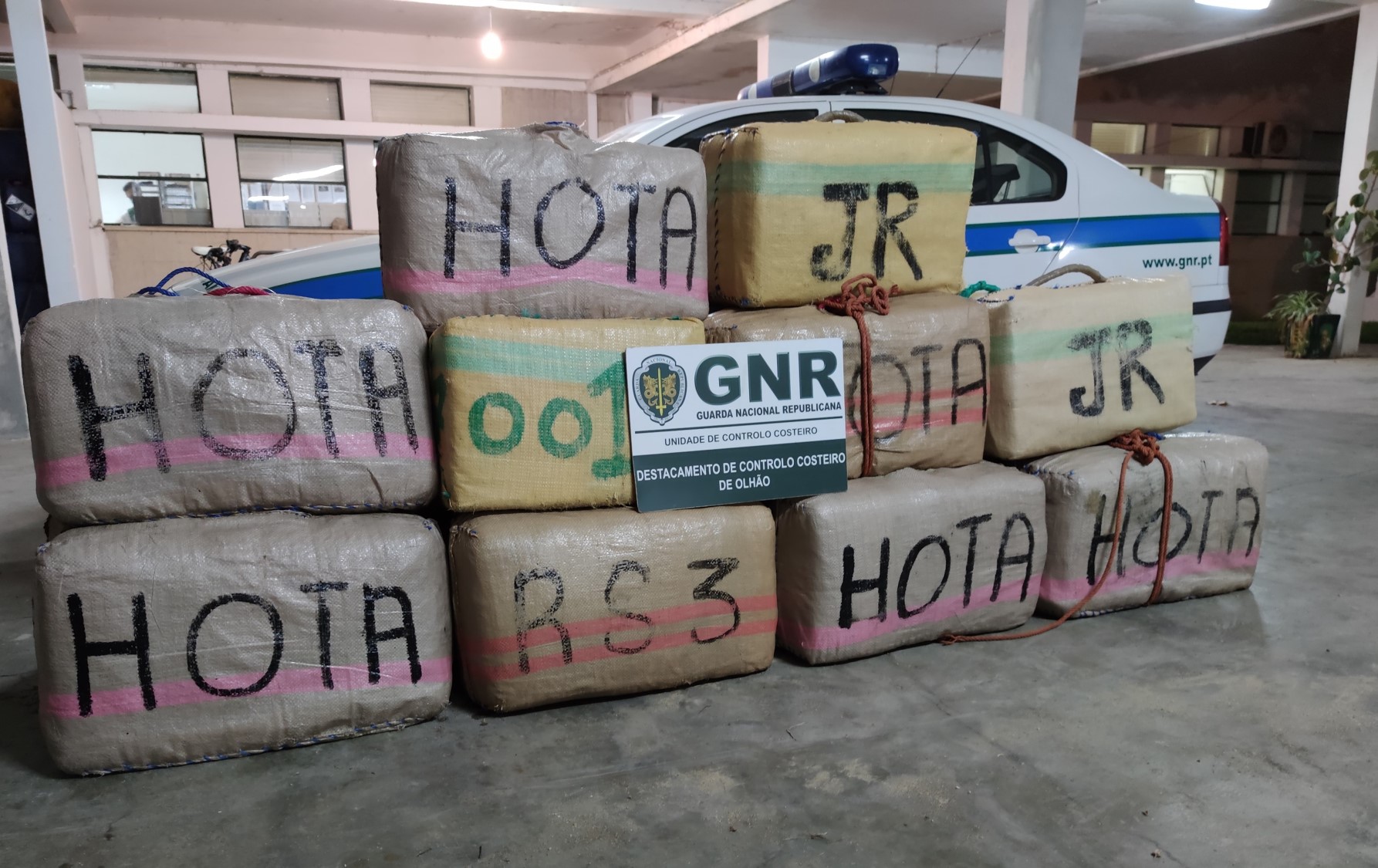 Sul Informação - Ria Formosa: Traficantes deitam fardos de haxixe borda fora para conseguir escapar