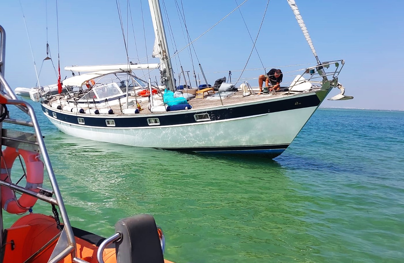 Sul Informação - Veleiro suíço com tripulantes espanhóis salvo após encalhar na Barra da Armona