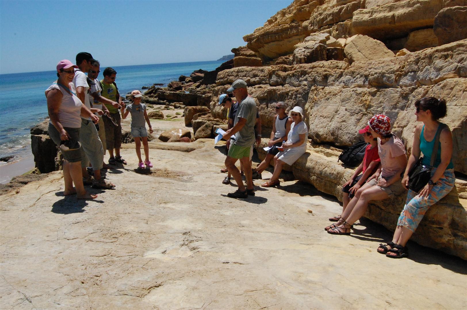 Sul Informação - Riqueza geológica de Vila do Bispo atrai turistas especiais para conhecer as suas “atrações”