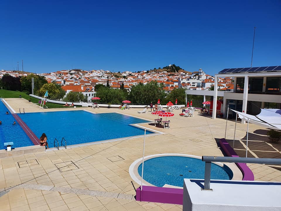 Sul Informação - Piscina Municipal de Ar Livre de Aljustrel começa por reabrir apenas quatro dias por semana