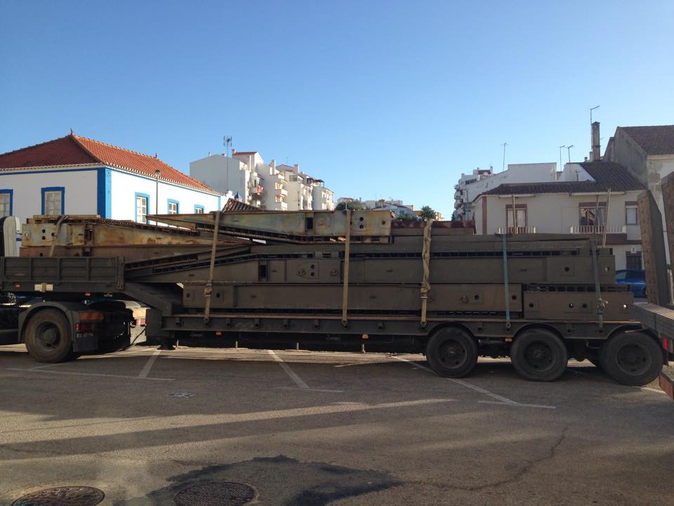 Sul Informação - Ponte militar já está a ser montada na baixa de Ferragudo (com fotos)