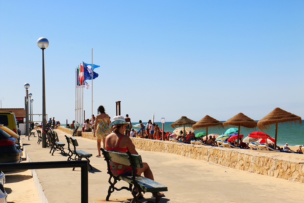 Sul Informação - FNAC troca bolas de berlim por livros na praia de Faro