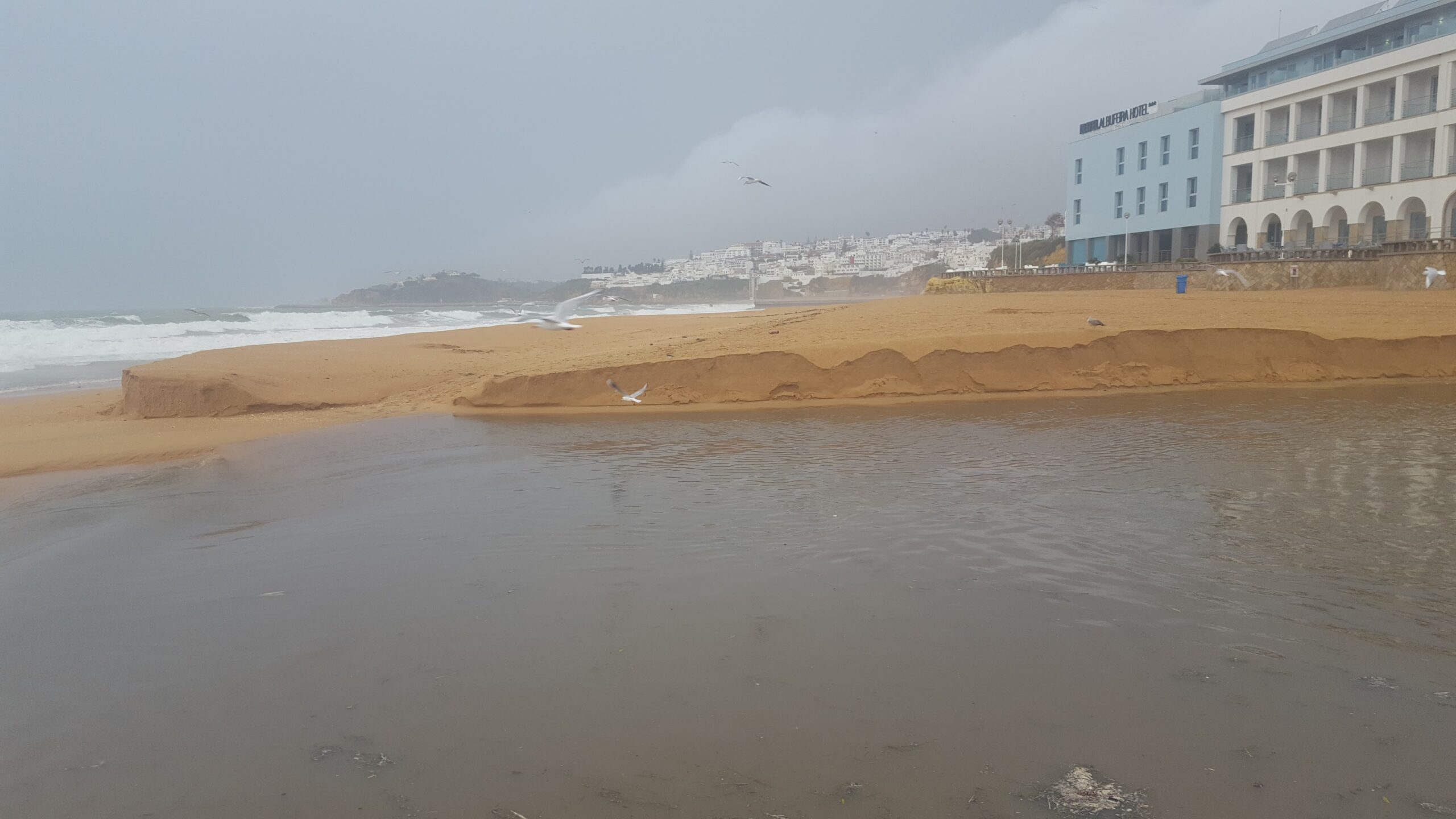Sul Informação - Albufeira: Praia do Inatel recebe obras para minimizar efeitos da chuva no areal