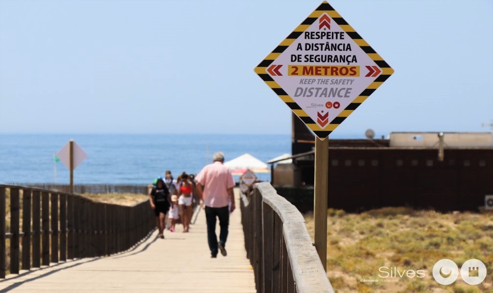 Sul Informação - Silves lembra aos banhistas que «o vírus não tira férias»