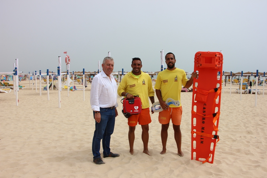 Sul Informação - Macas e desfibrilhadores deixam praias de Castro Marim preparadas para emergências médicas
