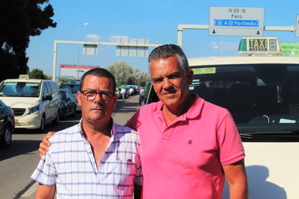 Sul Informação - Taxistas algarvios não arredam pé até Lei Uber cair
