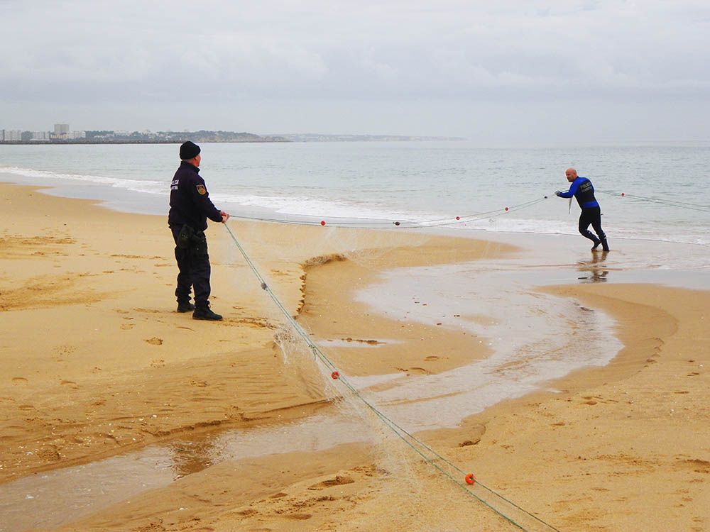 Sul Informação - Polícia Marítima apreende arte de pesca ilegal com 200 metros em Lagos