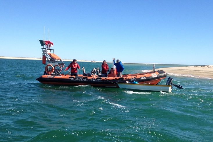 Sul Informação - ISN resgatou alemão que estava em barco à deriva na Barra da Armona