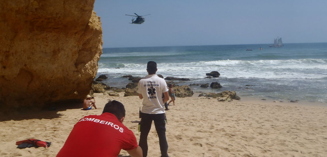 Sul Informação - Turista espanhola ferida ao descer falésia na Ponta da Piedade foi resgatada de helicóptero