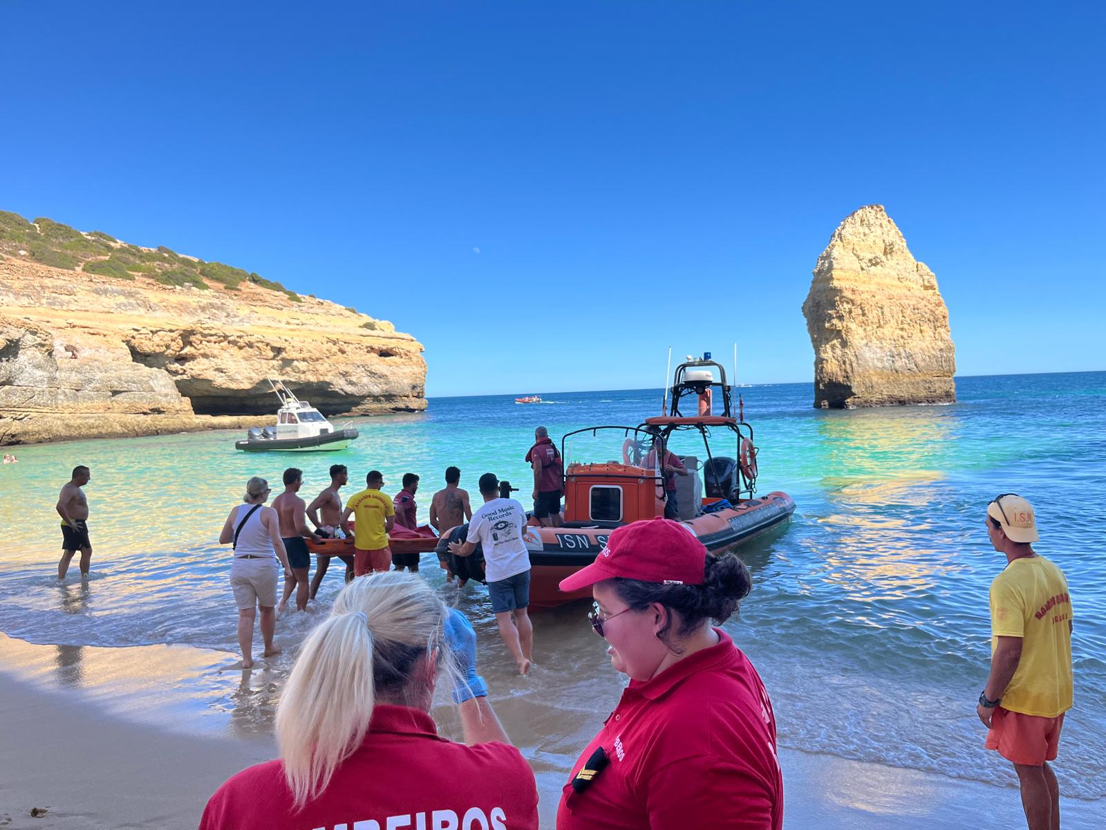 Sul Informação - Jovem canadiano que saltou da arriba da Praia do Carvalho transportado para o hospital
