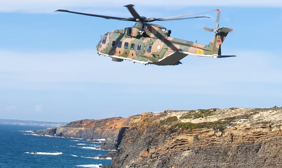 Sul Informação - Odemira: Helicóptero da Força Aérea resgata homem em dificuldades na praia da Carraca