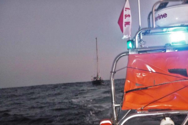 Sul Informação - Salva-vidas de Sagres auxilia veleiro espanhol à deriva a Oeste da Carrapateira