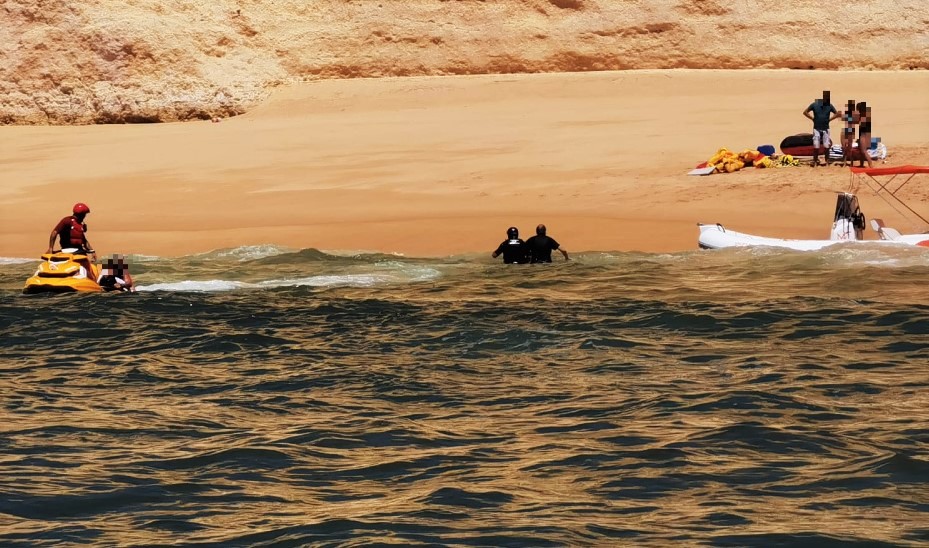 Sul Informação - Barco encalhado com 11 franceses resgatado na praia da Afurada