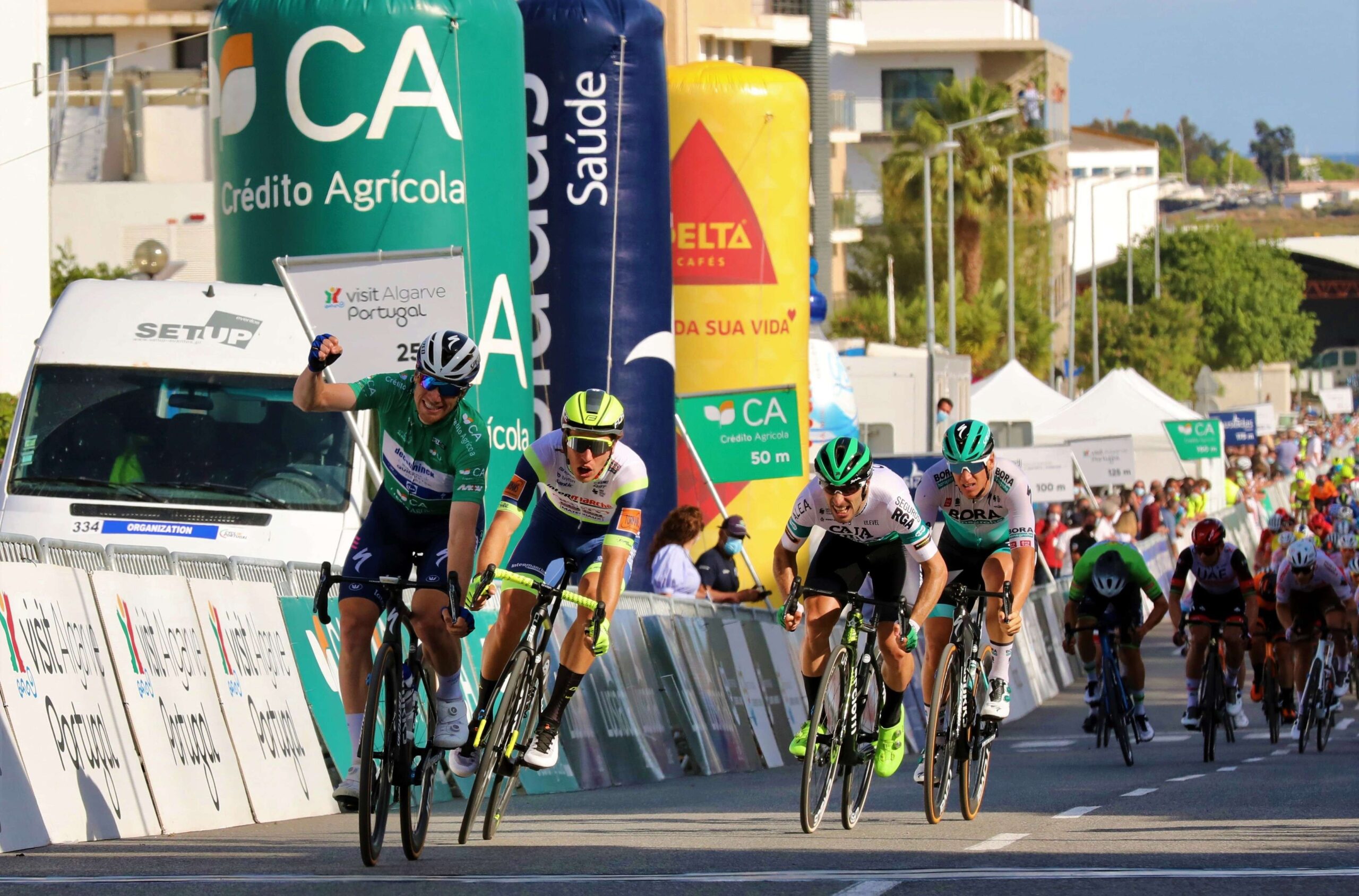 Sul Informação - Sam Bennett voltou a ser o mais forte na chegada ao sprint em Tavira