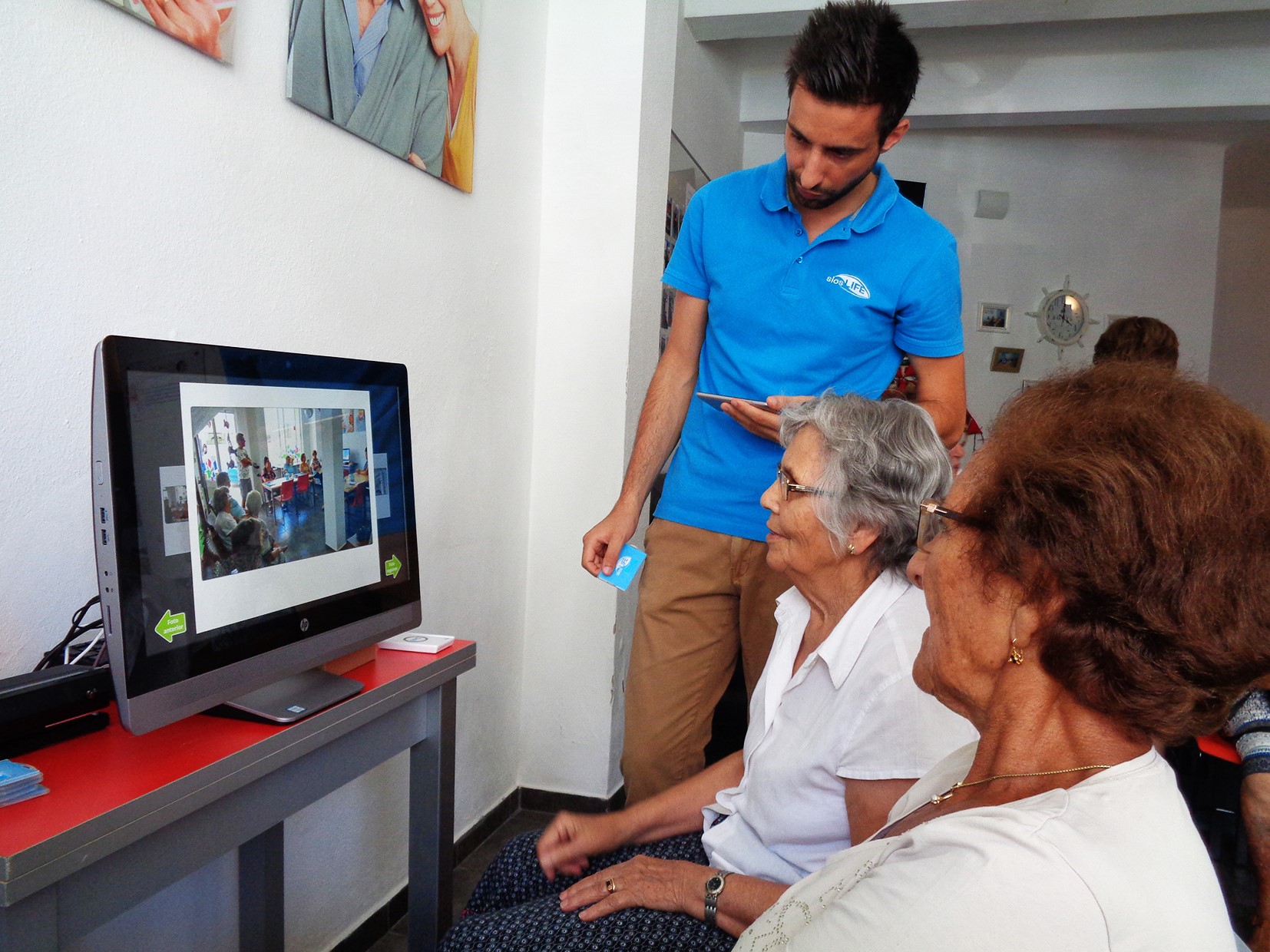 Sul Informação - Seniores de Lagoa e Carvoeiro já podem comunicar por vídeo com familiares