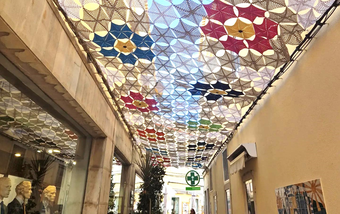 Sul Informação - Há um novo toldo em crochet na baixa de Faro