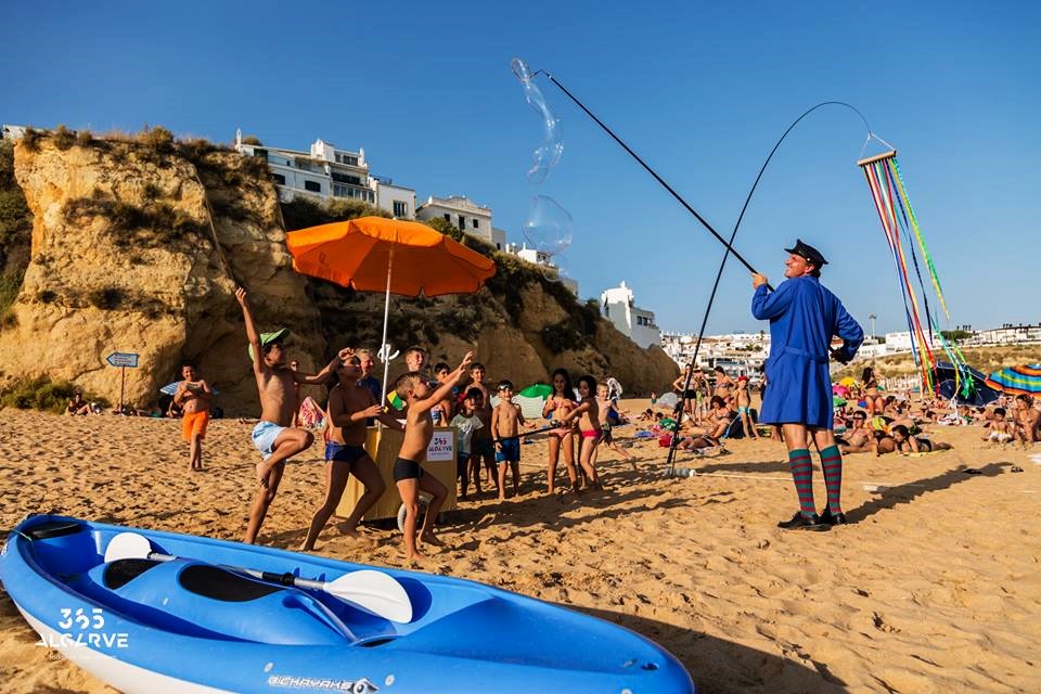 Sul Informação - Tosta Mista anda a distribuir sacos reutilizáveis do “365Algarve” nas praias