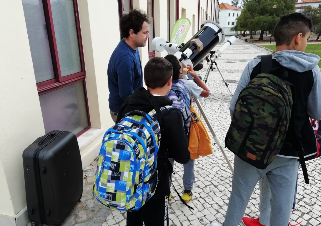 Sul Informação - Alunos de Faro juntaram-se a ver o trânsito de Mercúrio
