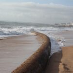 Sul Informação - Tubo de mais de 500 metros deu à costa na Praia do Trafal em Quarteira