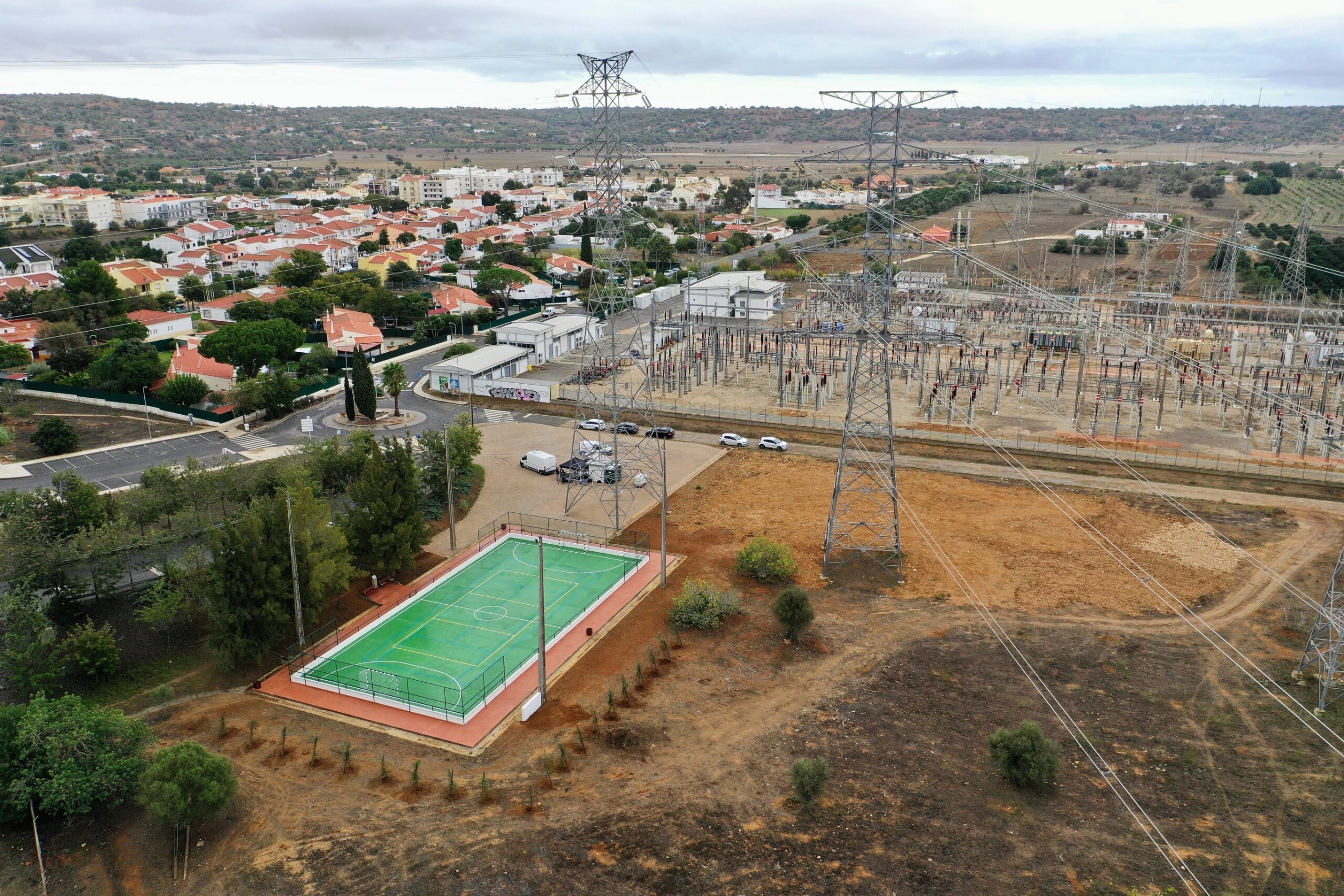 Sul Informação - REN requalifica campo de jogos junto à Estação de Tunes