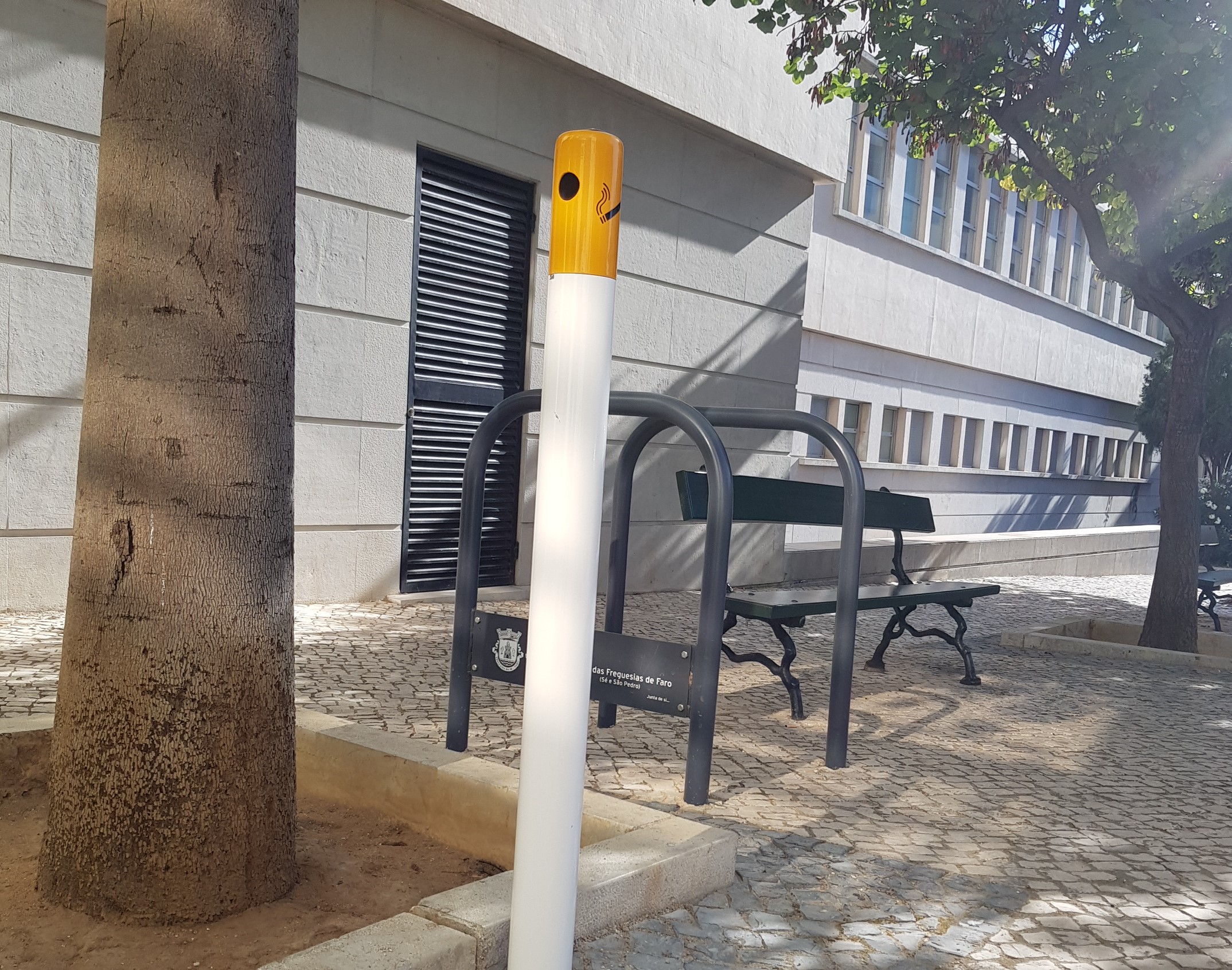 Sul Informação - União das Freguesias de Faro coloca cinzeiros na rua para diminuir beatas no chão