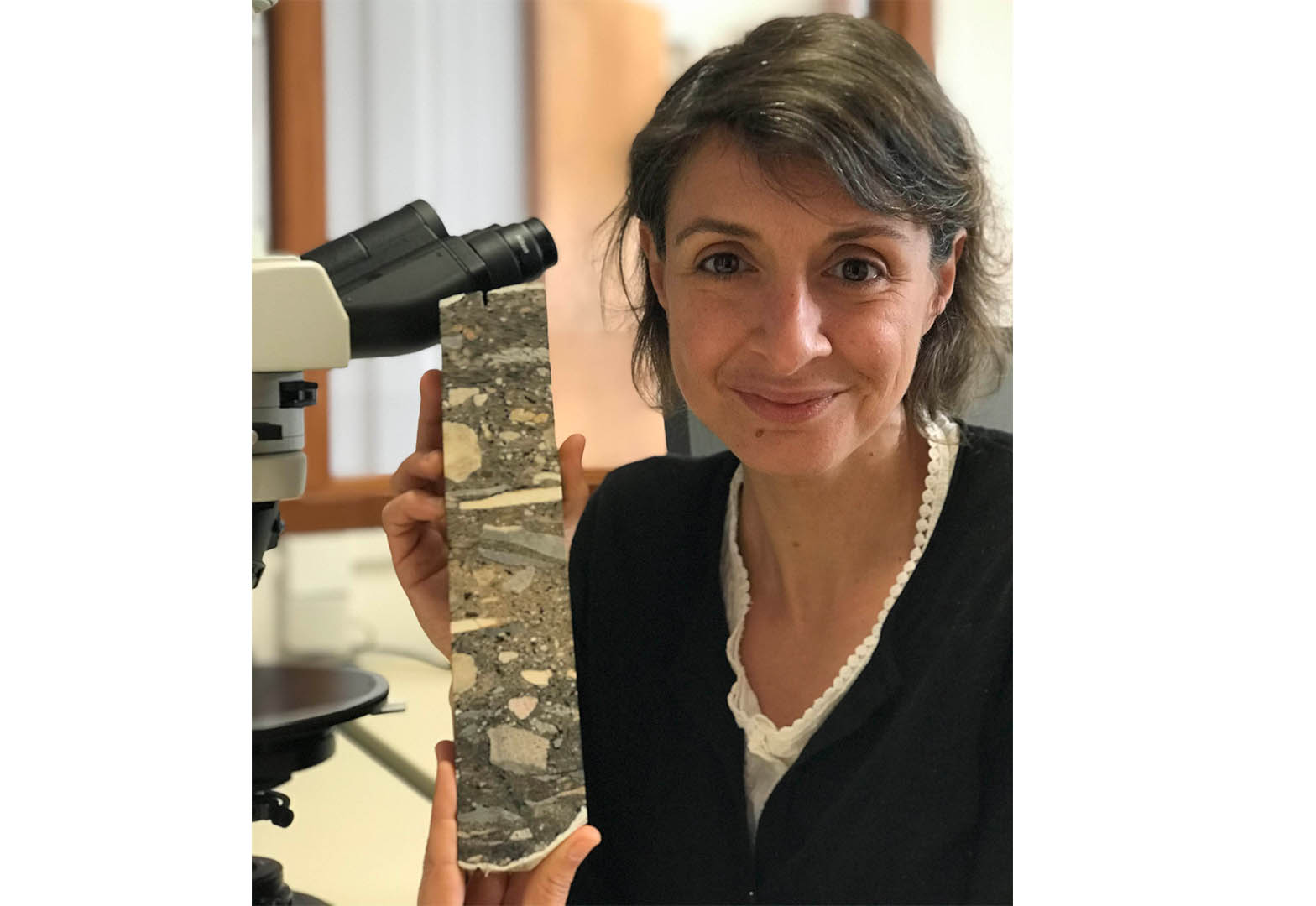 Sul Informação - Vera Aldeias: com grãos de terra e biomoléculas se estuda o destino dos neandertais