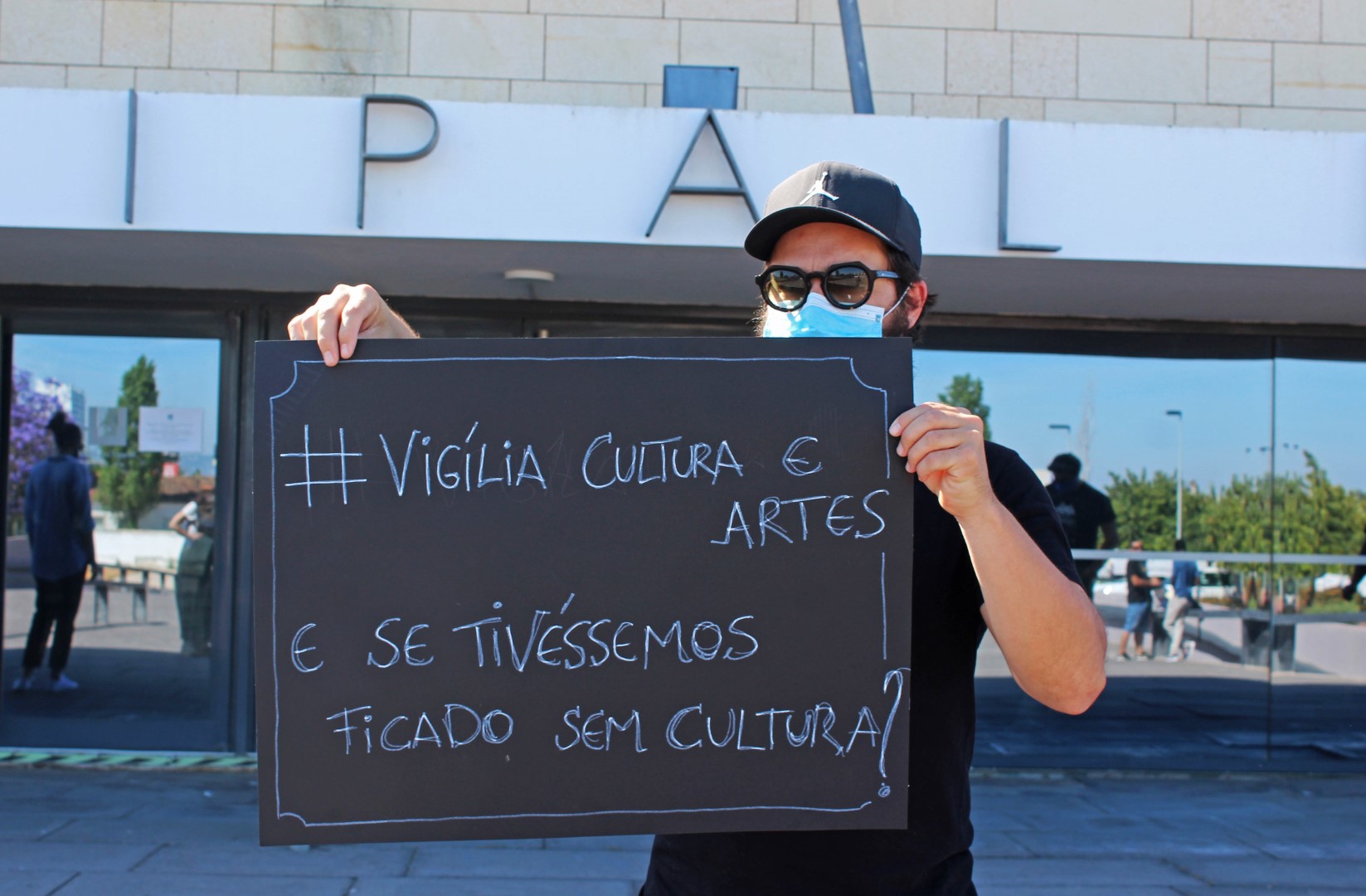 Sul Informação - «Já chega de não sermos tidos em conta»: profissionais das artes em vigília em Faro