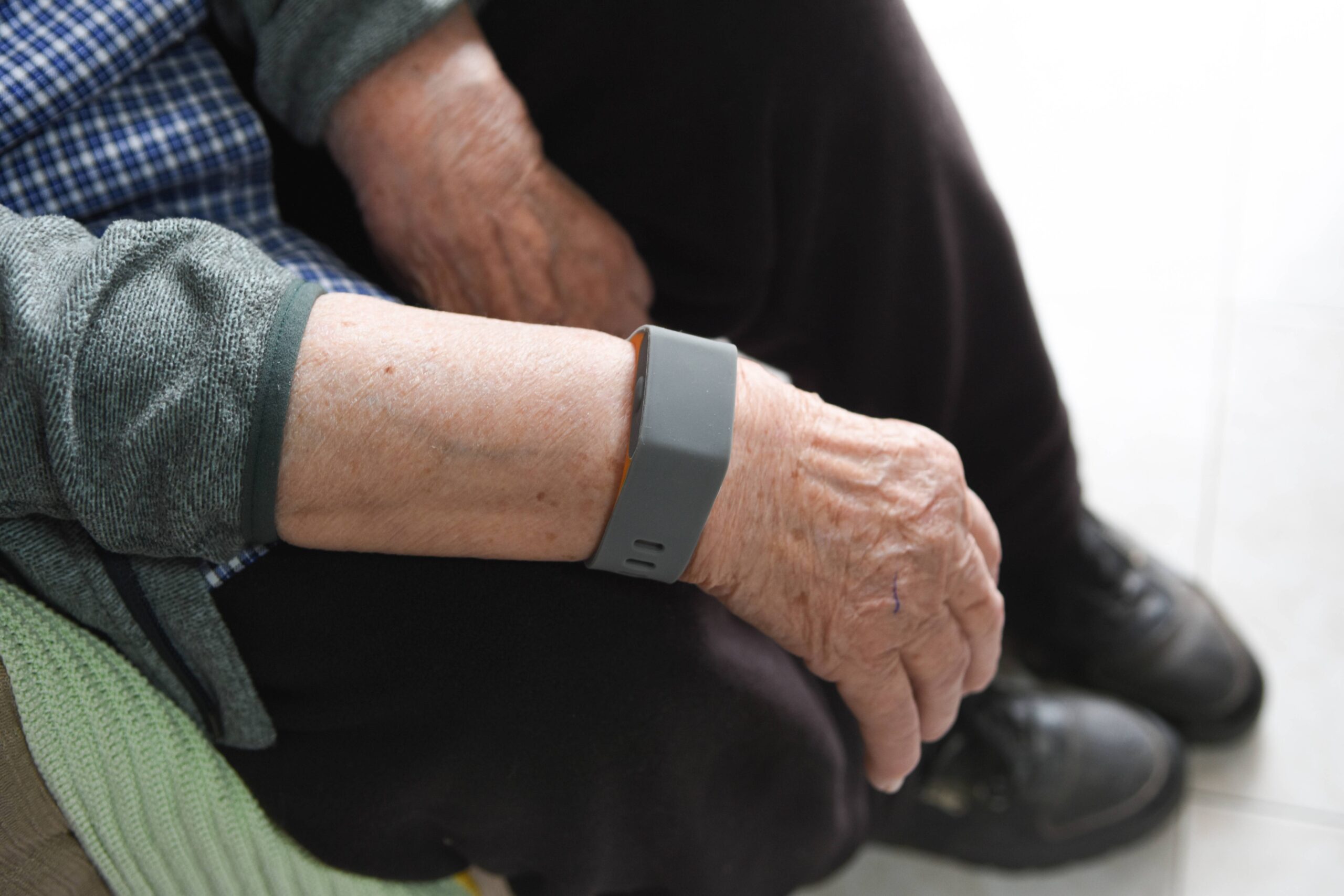 Sul Informação - 160 idosos isolados de Loulé vão ter pulseira de monitorização com 5G