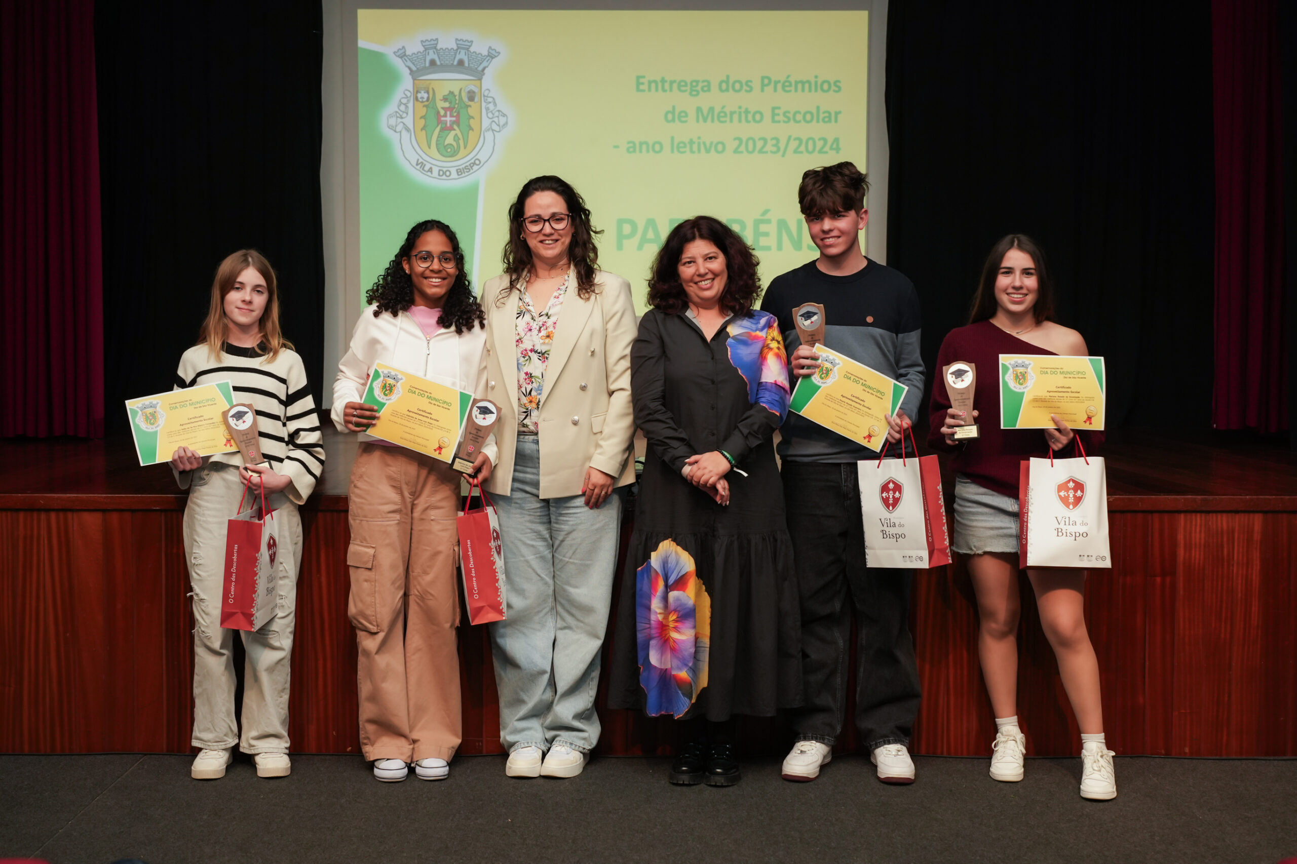 Sul Informação - Vila do Bispo atribui prémios de mérito escolar aos melhores alunos do 6º e 9º ano