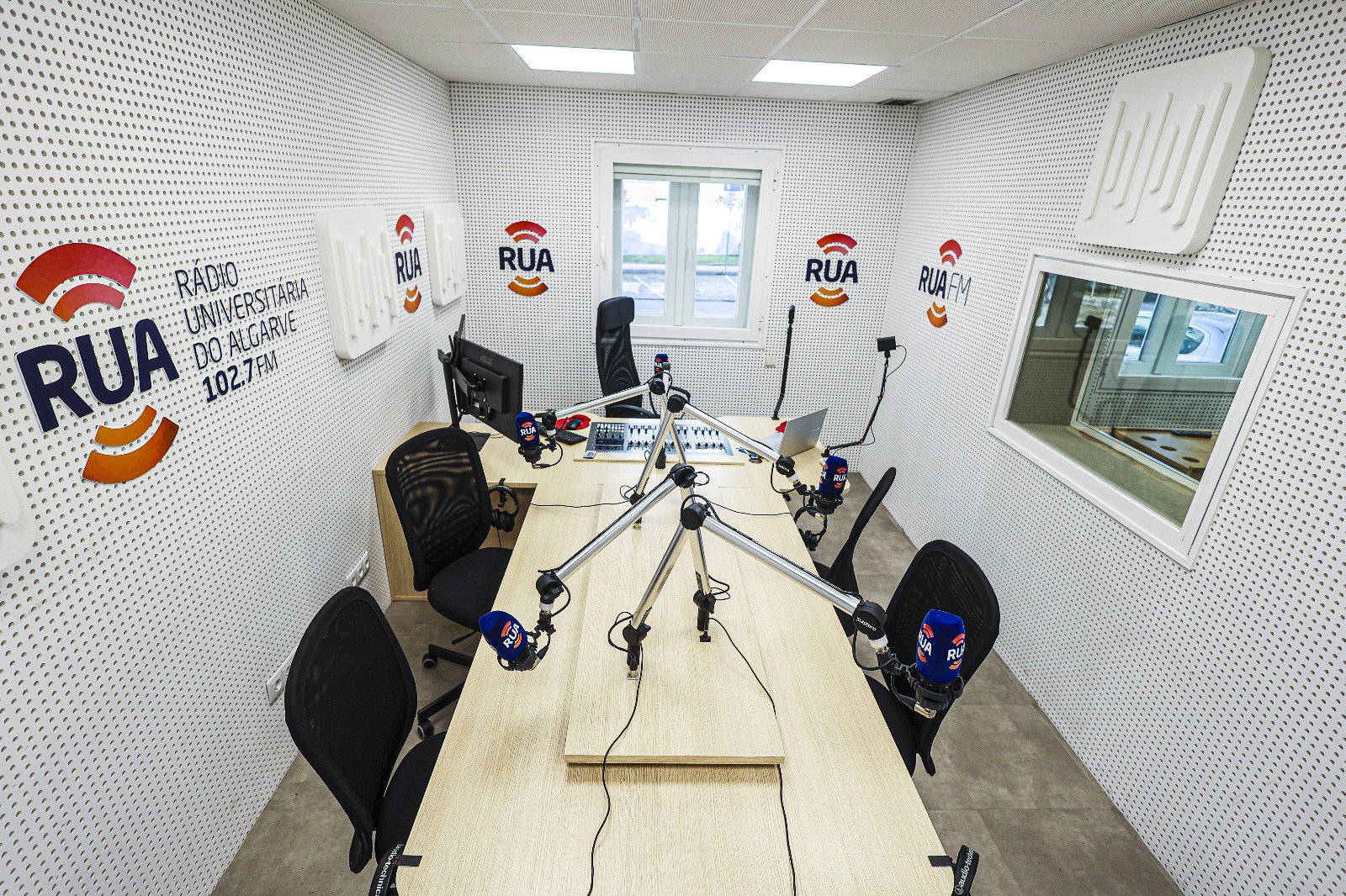 Sul Informação - RUA FM celebra Dia da Rádio com sessão especial e visita às novas instalações