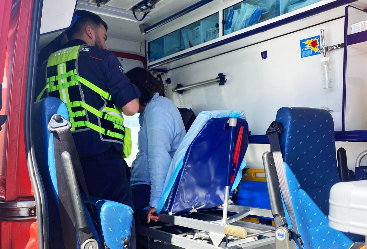 Interior de ambulância onde alemao ferido na ilha de Tavira foi transportado ao hospital