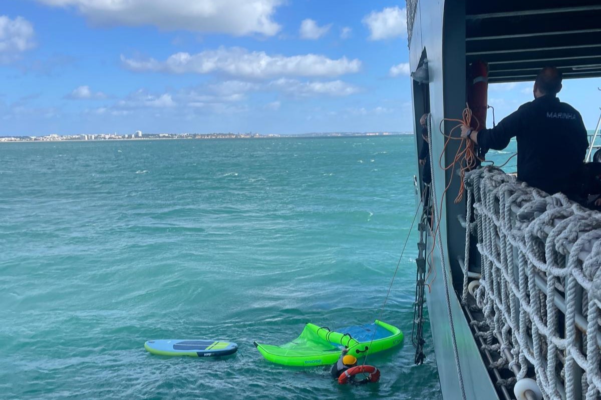Sul Informação - Navio da Marinha Portuguesa salva praticante de wing foil em dificuldades ao largo de Lagos