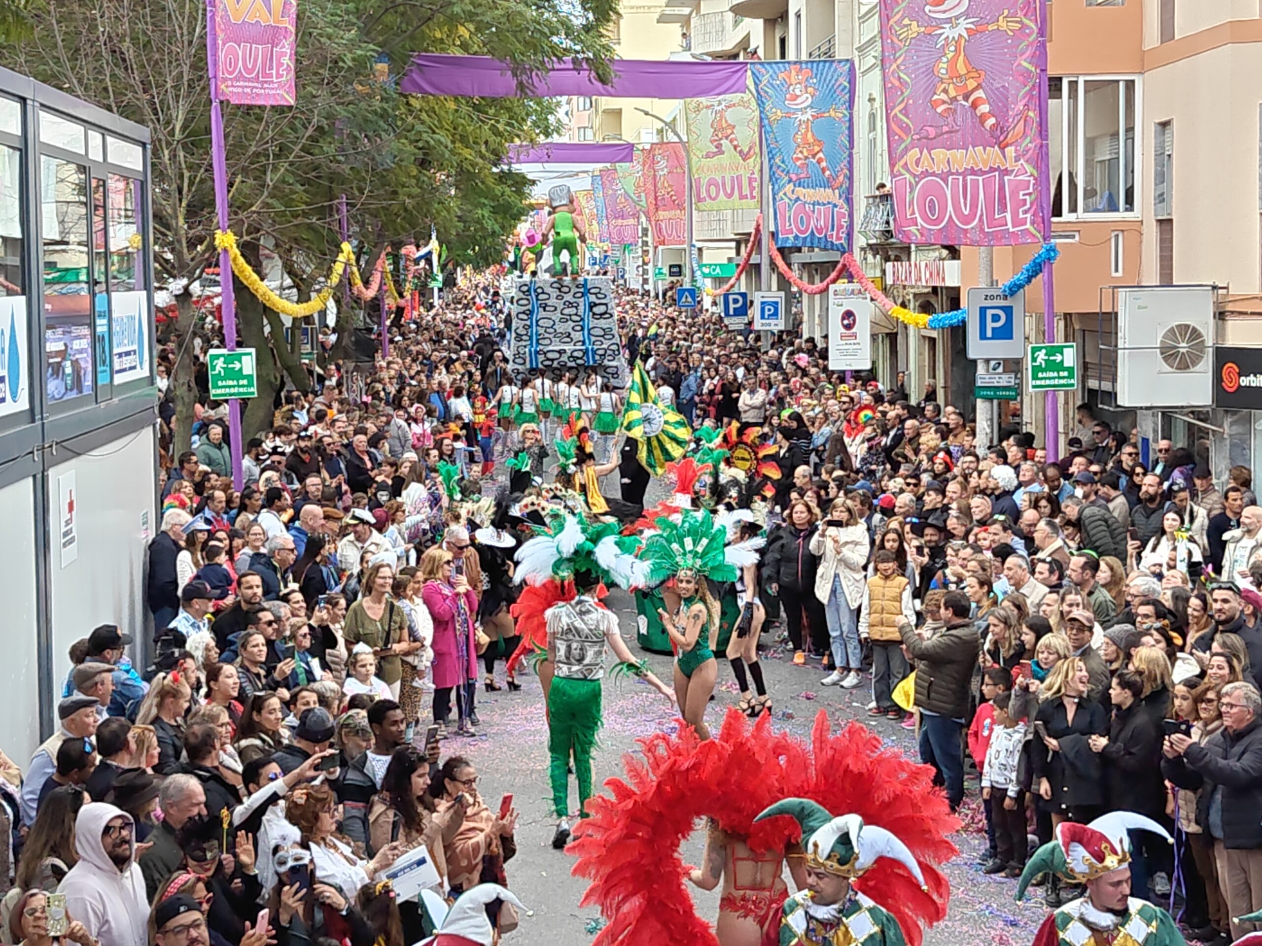 Sul Informação - Primeiro dia do Carnaval de Loulé juntou mais de 30 mil foliões
