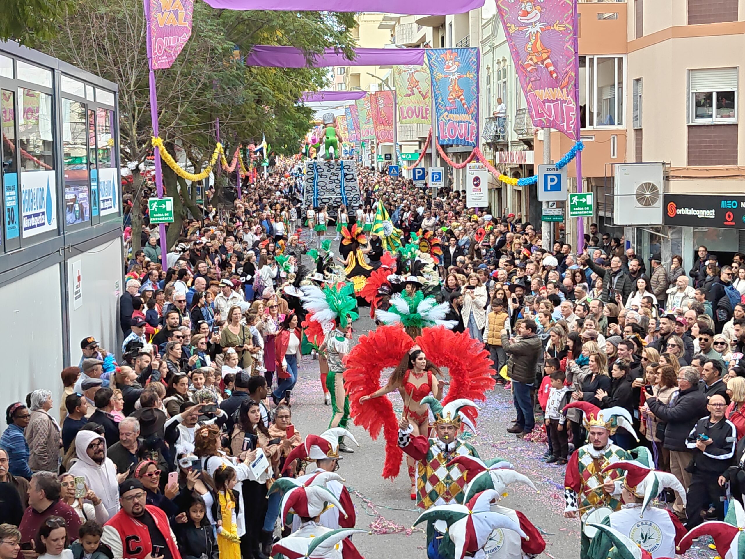 Sul Informação - Primeiro dia do Carnaval de Loulé juntou mais de 30 mil foliões