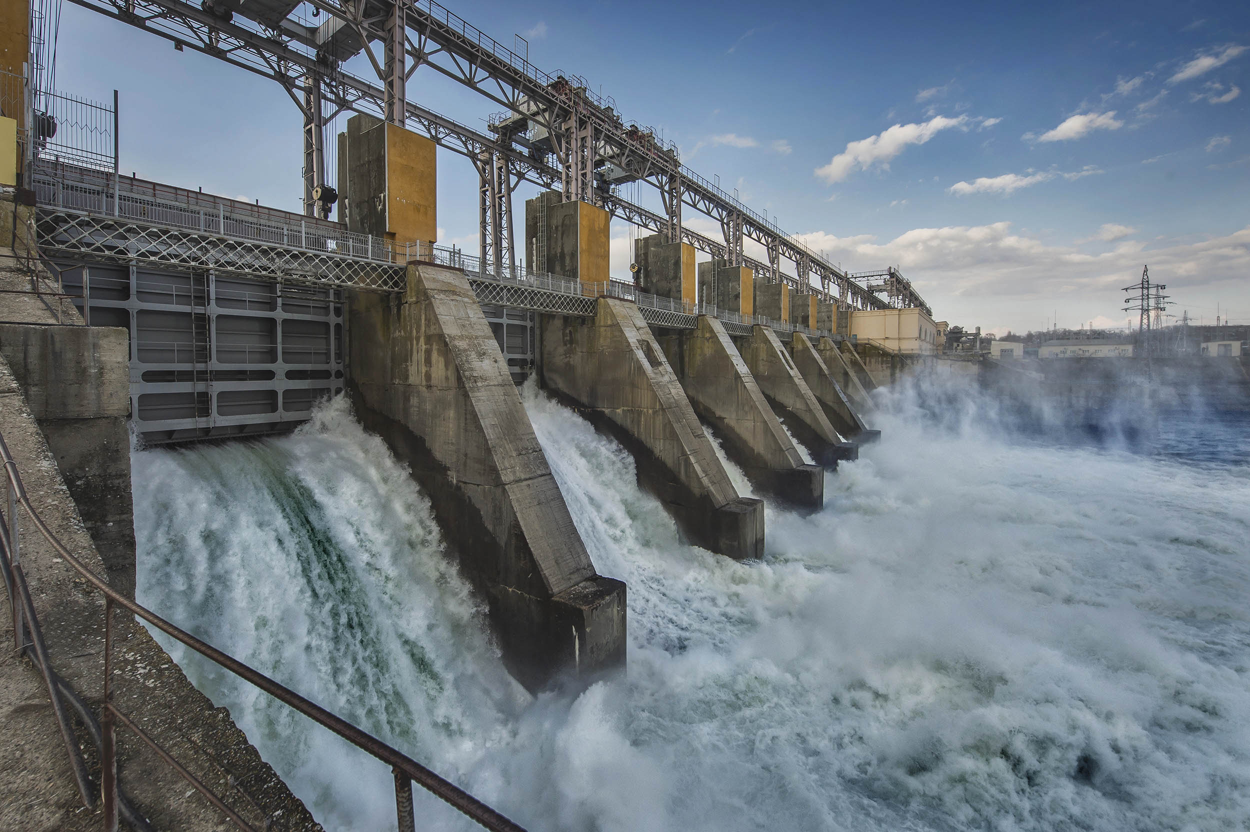 Barragem a produzir energia hidroeletrica