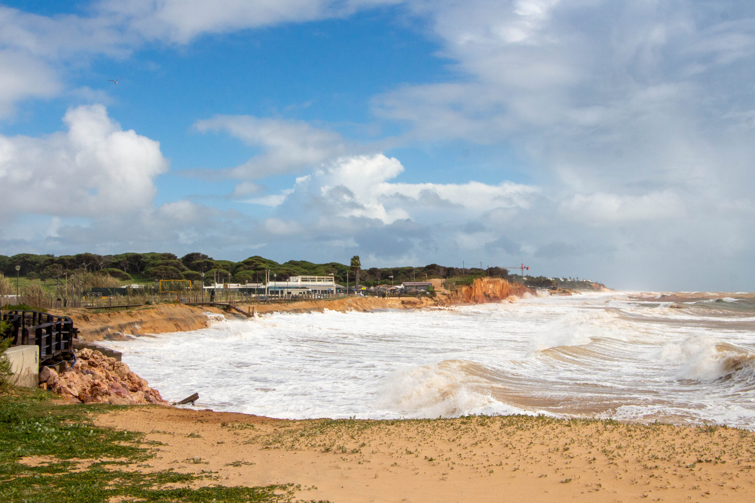 Praia do Forte Novo destruída com temporal